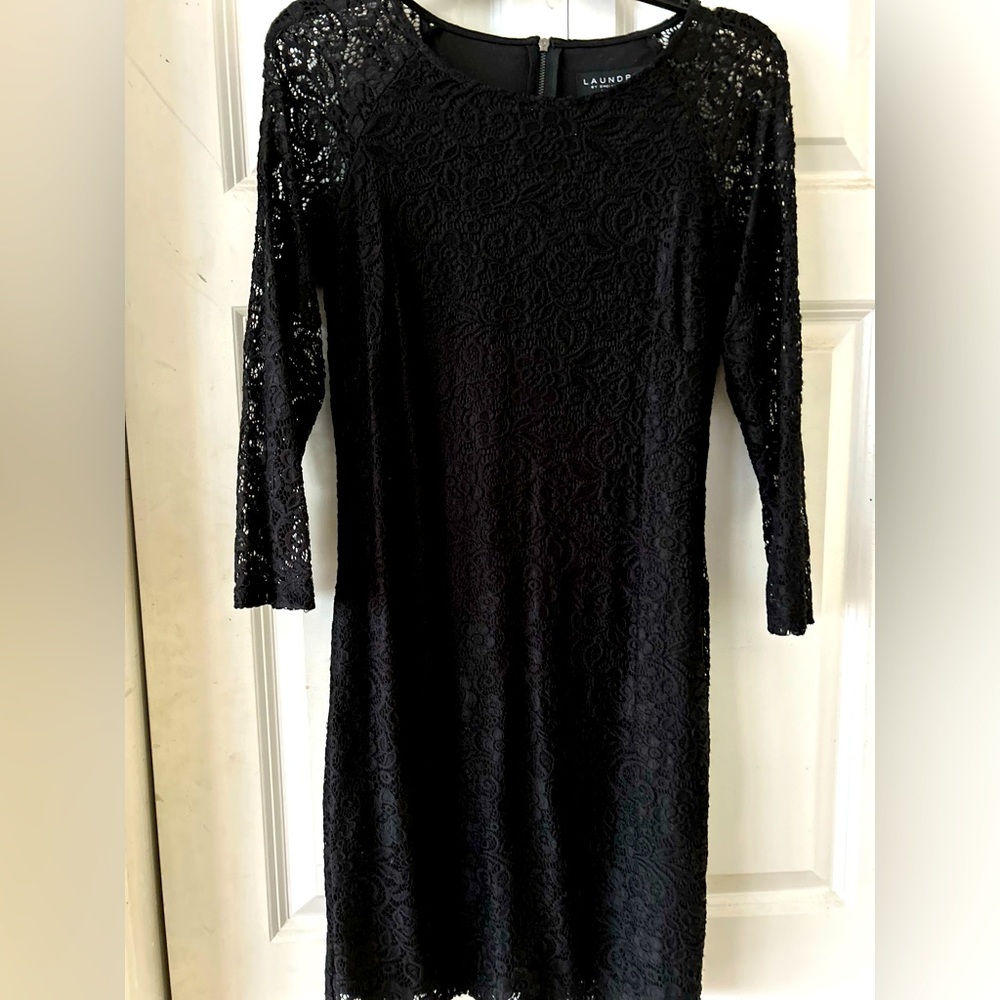 Black lace bodycon dress. Size 8 but will fit a 6 from the brand Laundry